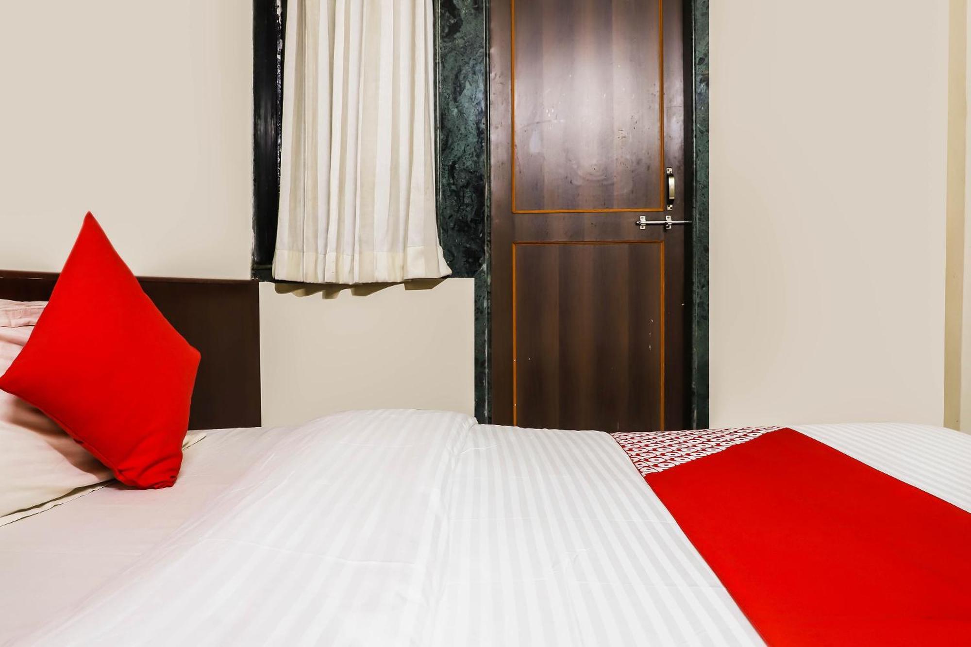 Hotel Spot On Bagiya Restaurant Harda Exterior foto