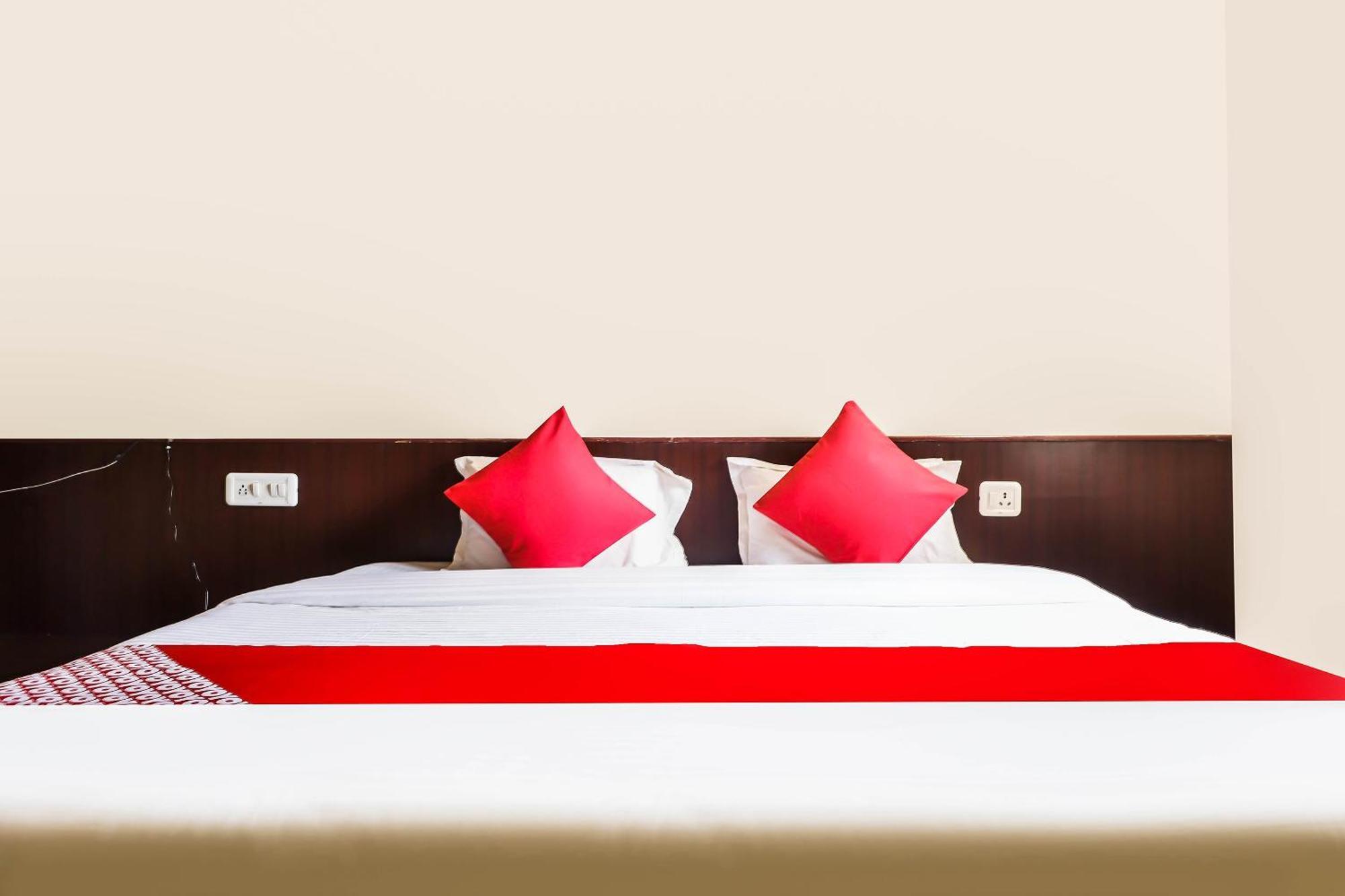 Hotel Spot On Bagiya Restaurant Harda Exterior foto